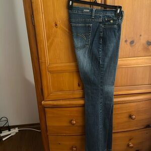 Like new Gloria Vanderbilt jeans 👖 in a size 8 either front & back pockets.